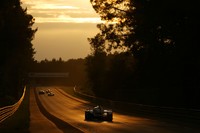 夕日に照らされたサルトサーキットを、レーシングマシンが駆け抜ける。