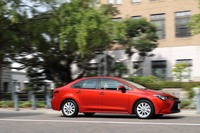 フルモデルチェンジした「トヨタ・カローラ」のセダンとワゴンをテスト。同時にマイナーチェンジした5ドアハッチバックの「カローラ スポーツ」も試しました。その乗り味の進化について詳しくリポートします。（photo：北畠主税）