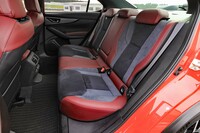 「STI Sport R」グレードのレカロシート（オプション）は、背もたれや座面がウルトラスエード仕立てとなっている。標準は本革製。