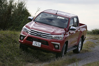 「ハイラックス」のボディーカラーは、写真の「クリムゾンスパークレッドメタリック」を含む全5色が用意される。