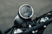 メーターはシンプルな単眼式。走行距離やエンジンの回転数などは、下部の小さな切り替え式ディスプレイに表示される。