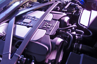 
	2つのターボで過給される5.2リッターV12エンジン。最大のライバルである「フェラーリ812スーパーファスト」を182Nm上回る最大トルク900Nmを発生する。
	