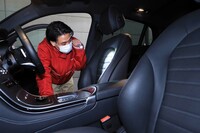 樹脂パーツのキズや、シートの押し跡、天井のたるみなど、インテリアも隅々まで確認する。