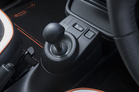 デュアルクラッチ式ATである6段EDCのシフトセレクターは、標準車と同じだ。