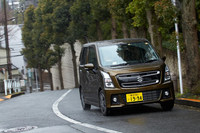 新型「ワゴンR」にはマイルドハイブリッド機構が採用されており、モーターによるクリープ走行と、幅広い速度域でのモーターアシストを実現している。