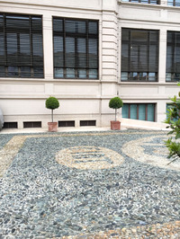 玄関脇には石のモザイクで「FIAT」の文字が。