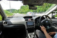 70km/hの走行区間では先行車が車線変更をし、こちらに道を譲るというデモも。こうした先行車の動きにつられることなく、「アイサイト・ツーリングアシスト」は車線を維持し続けた。
