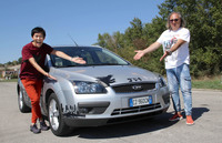 約半世紀にわたる趣味の集大成である「ゴジラ号」とともに。筆者（写真左）とオーナーのヴァルテル氏（同右）。