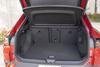 荷室の容量は543リッター。背もたれは60：40分割式ながらトランクスルーが付いている。