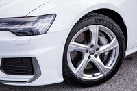 試乗車には、前後とも245/45R19サイズの「ミシュラン・パイロットスポーツ4」タイヤが装着されていた。「5アームダイナミックデザイン」と呼ばれるホイールは「Sライン」の標準装備アイテム。