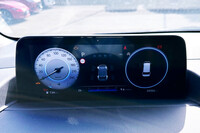 メーター用ディスプレイは、極めて簡潔。