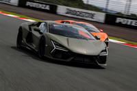 駆動用リチウムイオンバッテリーの容量はわずか3.8kWhだが、これでも実はプラグインハイブリッド車である。充電ポートはフロントフードの下にある。