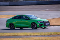 「RS 3セダン」のボディーサイズは全長×全幅×全高＝4540×1850×1410mm、ホイールベースは2630mm。全長は 「RS 3スポーツバック」よりも150mm長い設定。大きく張り出したフェンダーやブラックに塗られたロワサイドシルなどで、「A3セダン」との識別は容易だ。