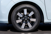 今回テストトラック内でステアリングを握った「フリードe：HEVエアーEX」には、四輪車の加速走行騒音規制（R51-03）に対応する185/65R15サイズの「グッドイヤー・エフィシェントグリップ パフォーマンス2」タイヤが装着されていた。