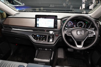 デザインが新しくなったインストゥルメントパネル。カーナビのまわりの茶色の部分にはウッド調加飾のパネルが、シフトセレクターまわりの体に触れる部分にはソフトパッドがあしらわれる。