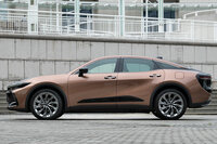 ボディーサイズは全長×全幅×全高＝4930×1840×1540mmと、従来型より全方位的にサイズアップ。一見するとハッチバック車のようにも見えるが、実際にはキャビンとトランクルームが分離した3ボックスセダンの構造をとっている。（写真：向後一宏）