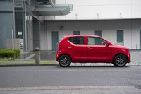 ターボエンジンを積んだスポーツグレードの設定や、5MTを含む多様なトランスミッションの用意など、豊富なバリエーションも現行型「アルト」の特徴となっている。