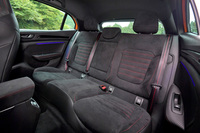 前席と同様に、後席もアルカンターラ仕立て。座面や背もたれだけでなく、シートベルトも赤い差し色で飾られる。