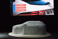 カバーをかぶった状態でも、スポーティーなプロポーションをうかがい知ることができる。