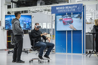 バーチャルショールームはコンフィギュレーターにも対応。ゴーグルをしている男性には右上のような赤い車両が見えている。