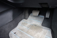 旧型「アクセラ」のペダルレイアウト。厚底靴を履いた状態では、アクセルとブレーキの踏み替えに苦労した。