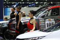 ずらりと並んだ「プリティ」の皆さん。衣装も色とりどりだ。