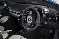 「ドライバーオリエンテッド」をテーマとし、乗員を包み込むようにデザインされたコックピット。快適な居住空間となるようe-HVACと呼ばれる電動の暖房・換気・空調システムが採用されたほか、エアコンの吹き出し口を拡張するなどの工夫がなされている。