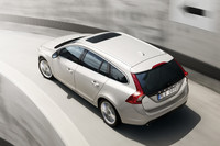 スポーティなデザインを主張する新型ワゴン「V60」。ヘッドランプからリアランプへとつながるショルダーラインが特徴的。