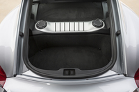 3.8リッターのフラット6ユニットは完全にカバーされていて見られない。最高出力は「911カレラS」より15ps低い385ps/7400rpm、最大トルクは42.8kgm/4750-6000rpm。
    