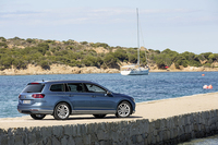 こちらはワゴンの「パサートヴァリアント」。ハッチゲートには、センサー式の開閉機構が備わる。
    