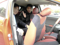 後席に大人2人が乗ると……、あたりまえだけど狭い。