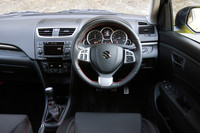 ステアリングはチルト（調整幅40mm）とテレスコピック（同36mm）の調整が可能。