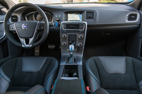 センターパネルはカーボンファイバーに。ステアリングホイールは本革とヌバック（バックスキン仕上げの人工皮革）の専用品となる。