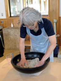 試乗会会場で蕎麦打ちに興じる筆者。でも、何ゆえにソバ？