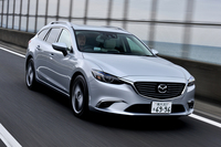 「アテンザ」は新構造の前後ダンパーを採用したり、フロントロワアームのブッシュ形状を最適化したりすることにより、よりスムーズ、かつフラット感の高い乗り心地を目指した。