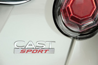 テールゲートに備えられた「CAST SPORT」のバッジ。