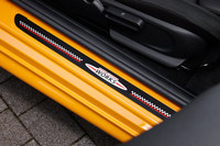 テスト車には専用の空力パーツや17インチサイズのホイールとタイヤ、「MINIドライビングモード」などをセットにした「JOHN COOPER WORKSパッケージ」が採用されていた。