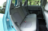 後席は、左右一体で160mmスライドでき、左右独立してリクライニング可能。一番前までスライドさせるだけでも、荷室の奥行きを拡大できる。