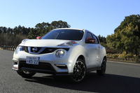 専用デザインのグリルやバンパーを装備したフロントまわり。車幅灯と連動して点灯するLEDデイライトが標準装備される。
    