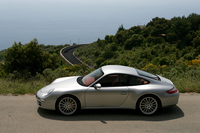 【スペック】カレラ4S：全長×全幅×全高＝4427×1852×1300mm／ホイールベース＝2350mm／車重＝1475/1515kg／駆動方式＝4WD／3.8リッター水平対向6DOHC 24バルブ（355ps/6600rpm、40.8kgm/4600rpm）