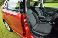 上級グレードの「アップグレードパッケージ」は前席にアームレストが備わる。