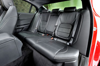 リアシートは3人掛け。4：2：4の分割可倒機構が備わる。