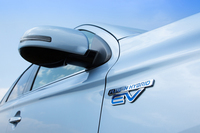 フロントフェンダーのそばには「PLUG-IN HYBRID EV」のロゴバッジが。「三菱アウトランダーPHEV」は12kWhの大容量バッテリーを積んでおり、一回の充電で、60.2kmの距離を電気だけで走ることができる。