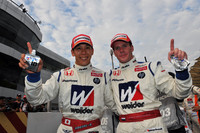 今シーズン初勝利に笑顔を見せる、小暮卓史（写真左）とカルロ・ヴァン・ダム。