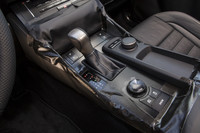 センターコンソールにはジョイスティックのように傾くダイヤル型のコントローラーが設置されていた。「リモートタッチ」のコントローラーが、この方式に変更されるのだろうか。
