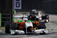 予選で10位につけたフォースインディアのルーキー、ポール・ディ・レスタ（手前）。上位が3ストップのなか2ストップ作戦を敢行、長めのファーストスティント、そしてセーフティーカーのタイミングにあわせることができた最後のピットストップが奏功し、キャリア最高位の6位でレースを終えた。ザウバーとコンストラクターズチャンピオンシップ6位を1点差で争っていたフォースインディアは、エイドリアン・スーティルの8位入賞も手伝い、ザウバーに対し12点ものアドバンテージを得ることに成功した。（Photo=Force India）