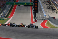 サーキット・オブ・ジ・アメリカズの特徴的なターン1に進入する22台のF1マシン。先頭はハミルトン、2番手にはレッドブルのリカルドが上がり、ロズベルグは3番手に落ちた。（Photo=Mercedes）