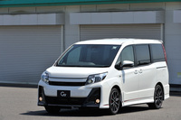 専用チューニングの足まわりとボディーの補強などが特徴のカスタマイズカー「ノアG's」。「ヴォクシーG's」とともに、2016年4月下旬の発売が予定されている。