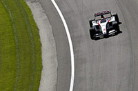 インディアナポリス独特のバンクを疾走する佐藤琢磨のBAR006。レース中、トップのシューマッハーと同タイムを記録するなどし、念願のポディウムフィニッシュを達成した。（写真＝本田技研工業）