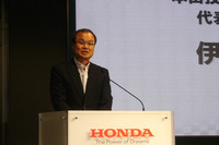 伊東孝紳社長（写真）は、「プロによる観戦型レースだけでなく、誰でも身近に参加できるモータースポーツの普及も進めていく」と語った。